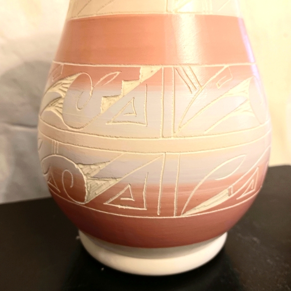 Vintage signed etched ceramic Southwestern Native vase vessel. 7.5" tall - Picture 3 of 13